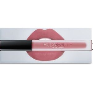 Huda beauty liquid matte in color gossip girl